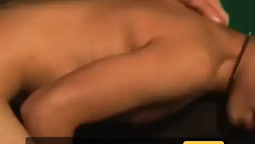Bir adamla bir kızın yarağı paylaştığı bu biseksüel üçlü seksi izleyin