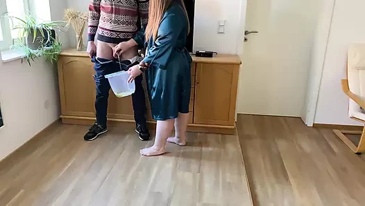 Şişman kayınvalide hayvan gibi işiyor ve damadı izliyor ve mastürbasyon yapıyor