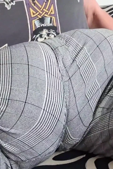 Takım elbisemle bahçede yürüyorum