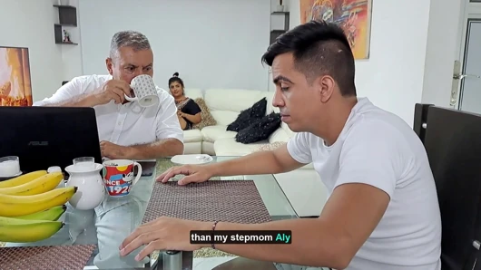 Üvey annemin yüzünü dölle dolduruyorum, bu kaltak amını yememi seviyor