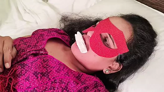 Fantezi için, koca karısını bağladı ve onunla çok romantik sert seks yaptı