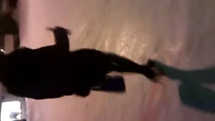 Nina naylon ve topuklu ayakkabılarla yürür