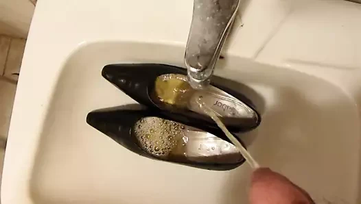 çiş içinde hanımları siyah klasik pompalar