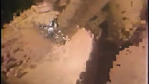 Ateşli esmer jakuzide bacaklarını açıyor ve amını derin ve hızlı yalatıyor