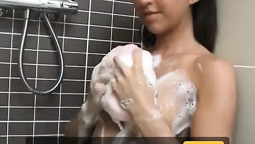 Oyuncu esmer Lacey genç kızının vücudunu köpükle dolduruyor ve amını pembe dildoyla okşuyor