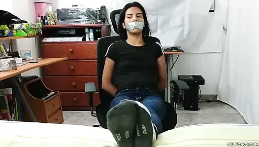 Üvey kız kardeşimin süper kokmuş ayaklarını temizliyorum! (bölüm 1/ 2)