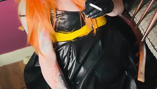 Kızıl saçlı Tina Snua deri elbise ve eldiven giyerek aynı anda 2 sigara içiyor