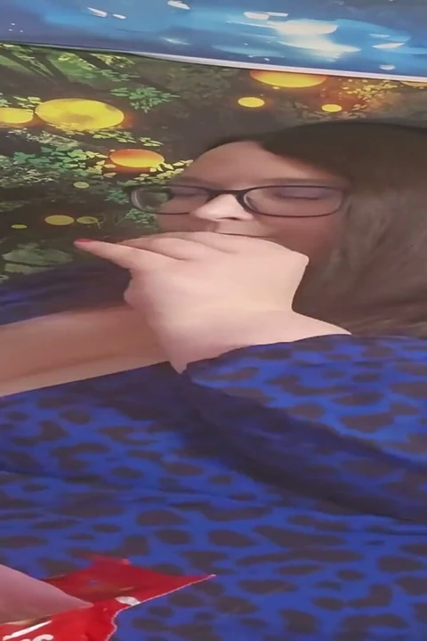 Ssbbw tanrıça çalışırken atıştırıyor