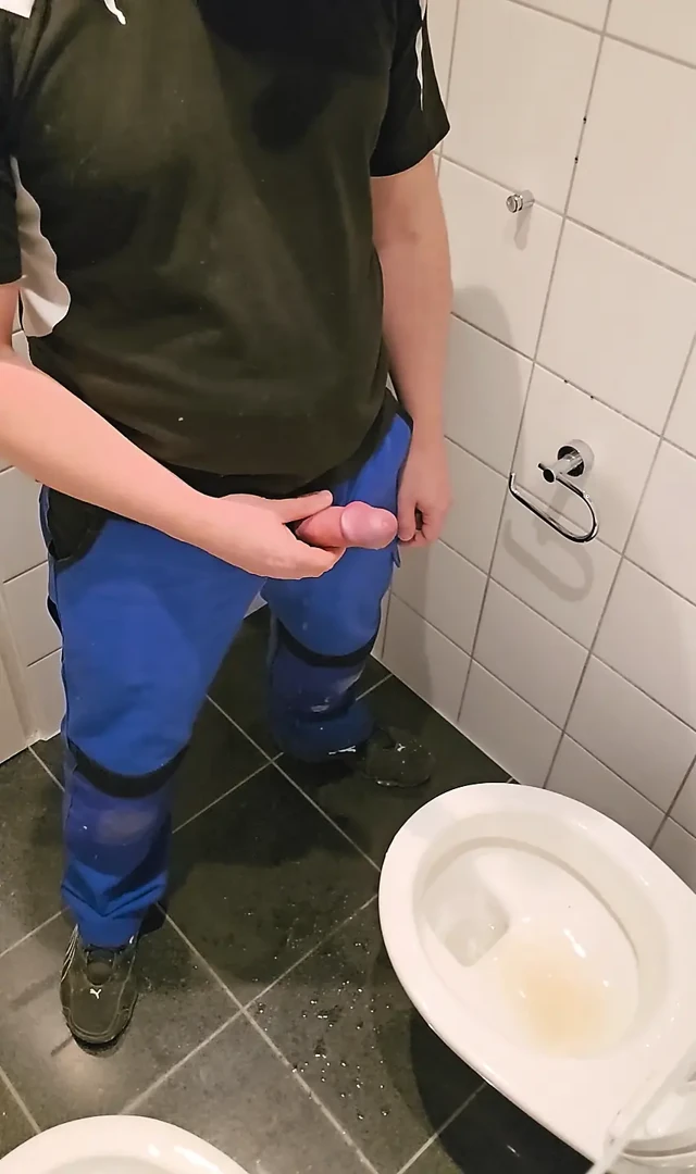 İşçi tuvalete işiyor