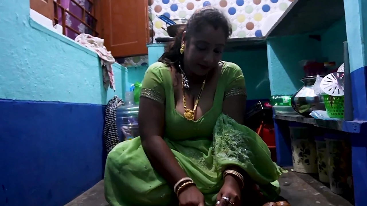 Sexy Mallu Big Boobs Bhabi Doing Work in Home – Deborji Don’t Control Himself when Seeing Her