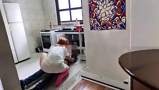 Ev hanımı tesisatçıyı sikiyor ve yüze boşalmayla bitiriyor.