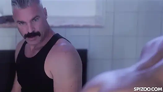 Büyük memeli bebek Ember Snow harika bir sikiş arıyor