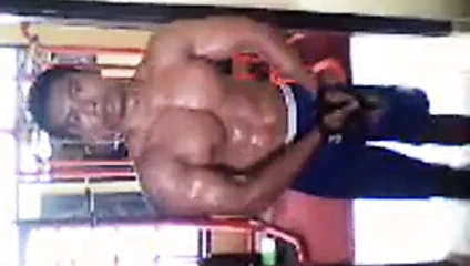 Binaraga Endonezya berpose 02