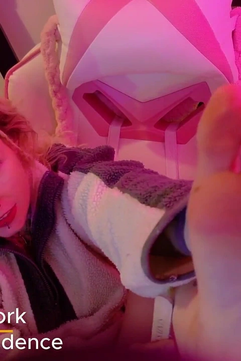 ayak kölesi aşağılama terli kirli ayaklar 4k