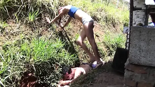 Çıplak bebek kölesini arka bahçede sikiyor