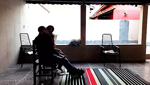 Üvey kız arka bahçede sigara içiyor ve üvey babası onunla seks olana kadar onu baştan çıkarıyor