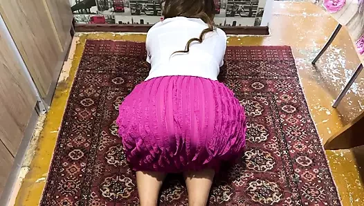 Elbisesini kaldırdı ve horozunu büyük kıçına soktu