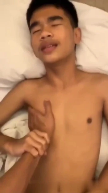 Сногсшибательный момент из "Ему только что исполнилось 18 лет!  Я обожала трахать его после вечеринки с днем рождения!"