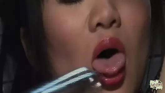 Üç lezbiyen kız seks oyuncaklarını göt deliklerine ve edepsiz amcıklarına sokuyor