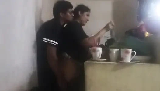 Hizmetçi mutfakta sikiliyor (karım neredeyse bizi buluyor)
