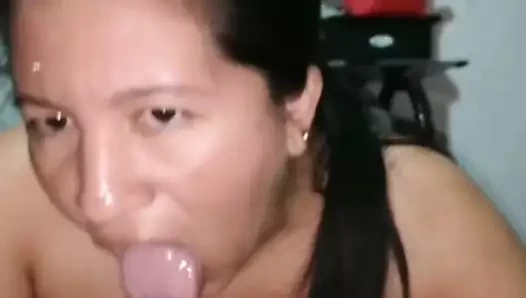 Üvey kardeşime çok iyi bir oral seks yapıyorum, bu yüzden erkek arkadaşım olduğunu söylemesin