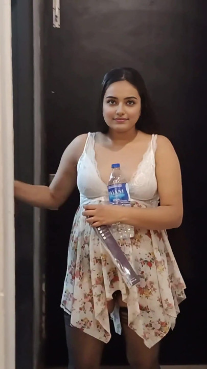 Hintli otel misafiri seksi oda servisi kızı sikiyor, sikişmeyi bırakması için yalvardı, Hintçe video