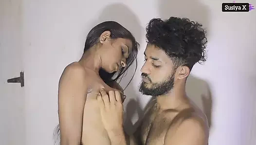 Azgın büyük memeli sürtük oda arkadaşını baştan çıkarıyor ve orgazm oluyor