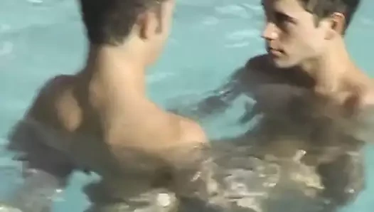 Dört twinks almak birlikte için emmek tatlı çük içinde the havuz