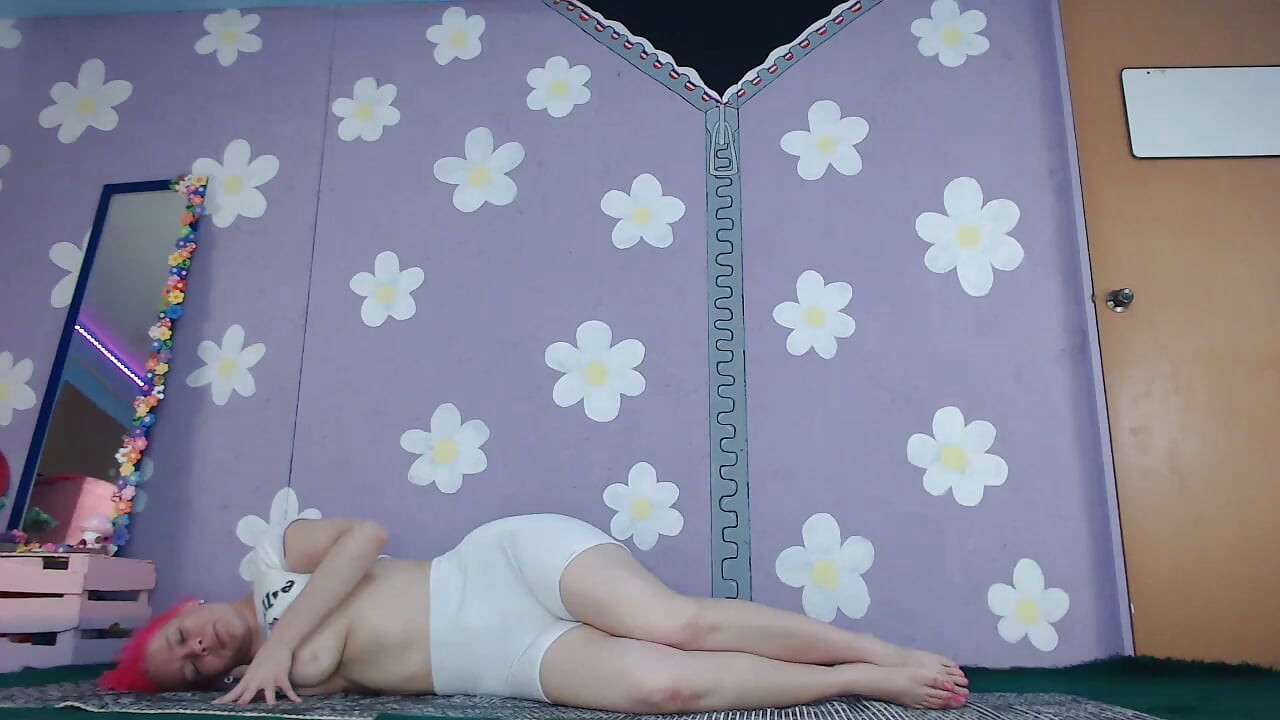 Yoga egzersizi sevimli orta yaşlı seksi kadın büyük göğüslerini teşhir ediyor