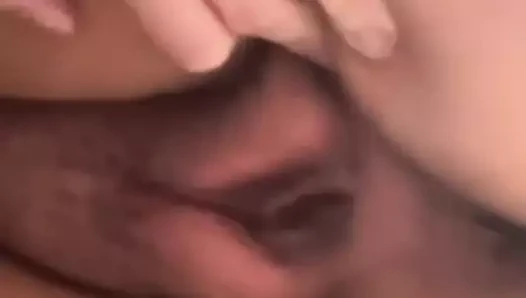 Islak amcığı açıyor