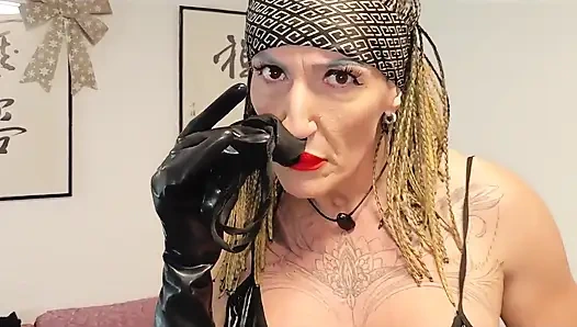 Senin için deri elbiseli en büyük sürtük benim