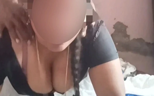 Beyaz sari içinde büyük memeli yenge ve siyah bluz domaltarak sert sikişiyor ve içine boşalıyor