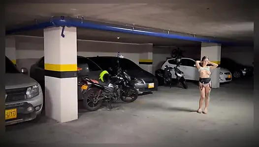Uber'e oral seks ile ödeme yapıyorum ve binamın otoparkında seks yapıyorum