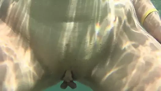 Suda sarkan karısı büyük dudaklar