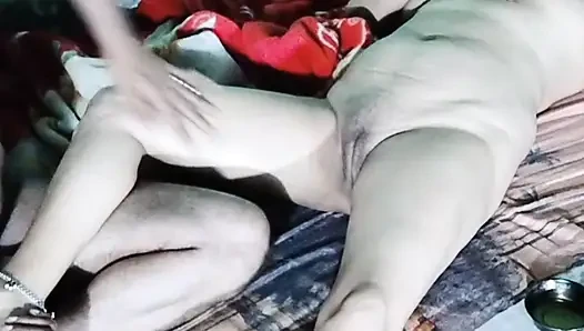 Hintli kadın tam gece masajı yapıyor