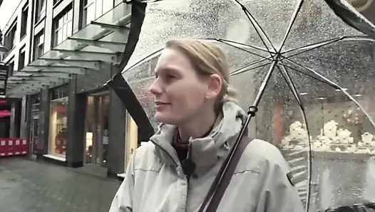 Conny onun o belirli bir şeye sahip olduğunu düşünür, sonra kocası gelir!