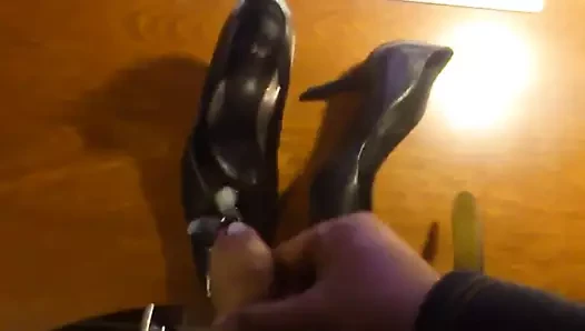 Shoejob büyük yük boşalmak üzerinde yüksek topuklu