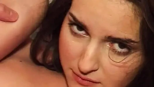 Azgın orta yaşlı seksi kadın gırtlağına kadar alıyor ve sert sikişte genişliyor