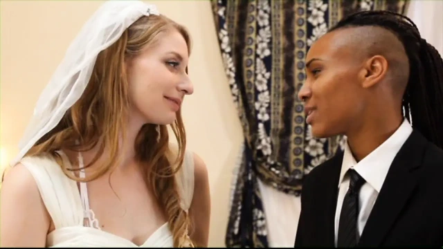 Ela Darling lezbiyen seksi bir aşk için büyük sert takma alıyor