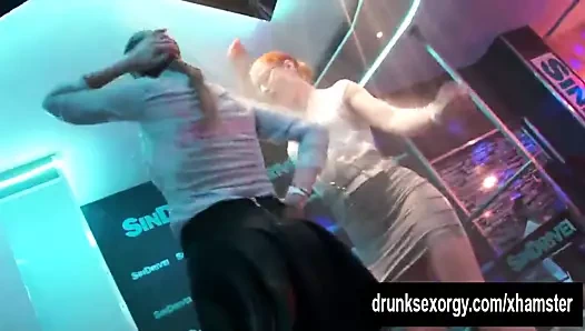 Azgın kulüp kızlar emmek ve sikme yarak