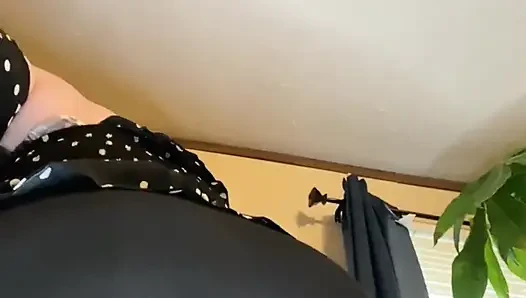 Ağır çekimde taytla düşüyor ve tokatlıyor