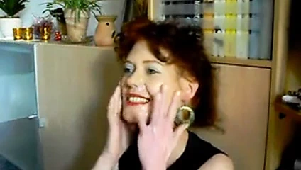 Annemin yüzüne boşalıyor