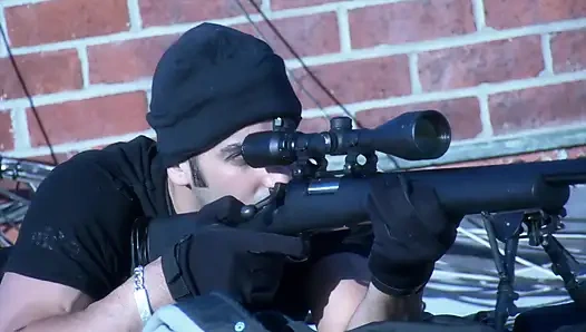 Büyük memeli bebek minibüste sikiliyor