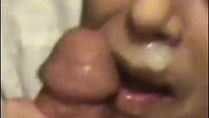 Cummy yüz tatlı sarışın oral seks milf