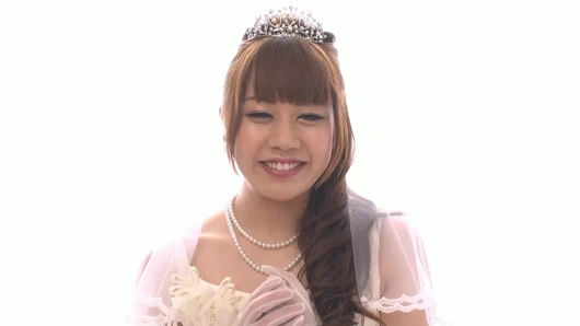 Hatun büyük bir yarakla öğürüyor, sonra sert sikiliyor