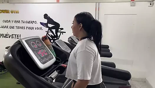 Spor salonundaki büyük götü sikişmek için evime gitmeye ikna ediyorum