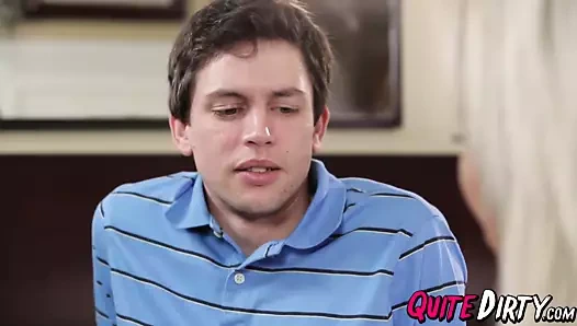 Büyük memeli sarışın orta yaşlı seksi kadın Nina Elle alexs'in sert yarağına biniyor