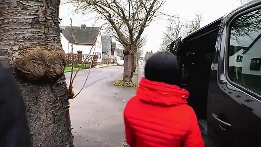 Seksi orta yaşlı seksi kadın arabada büyük bir yarakla seks yapıyor ve boşalıyor