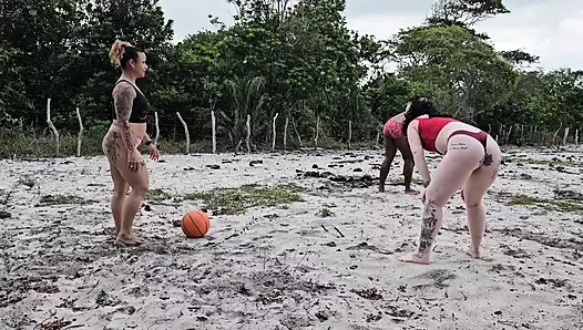 Komşumla sahada top oynuyoruz mutfağı kaybettik