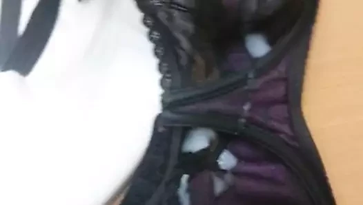 Je gicle dans un soutien-gorge qu elle portera demain